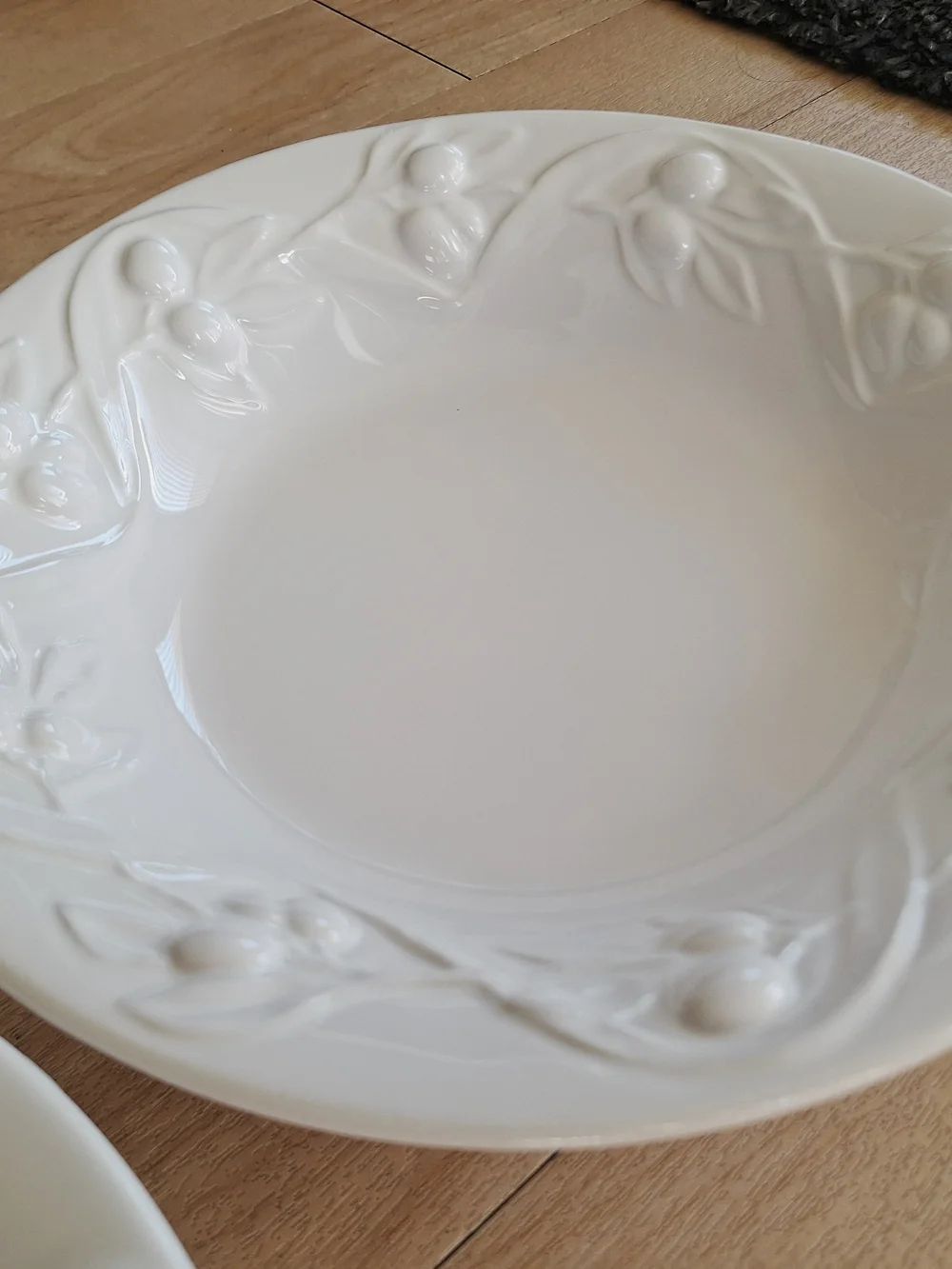 Williams Sonoma I Patrizi White Embossed Olives Ceramic Pasta Bowls - Set of 3